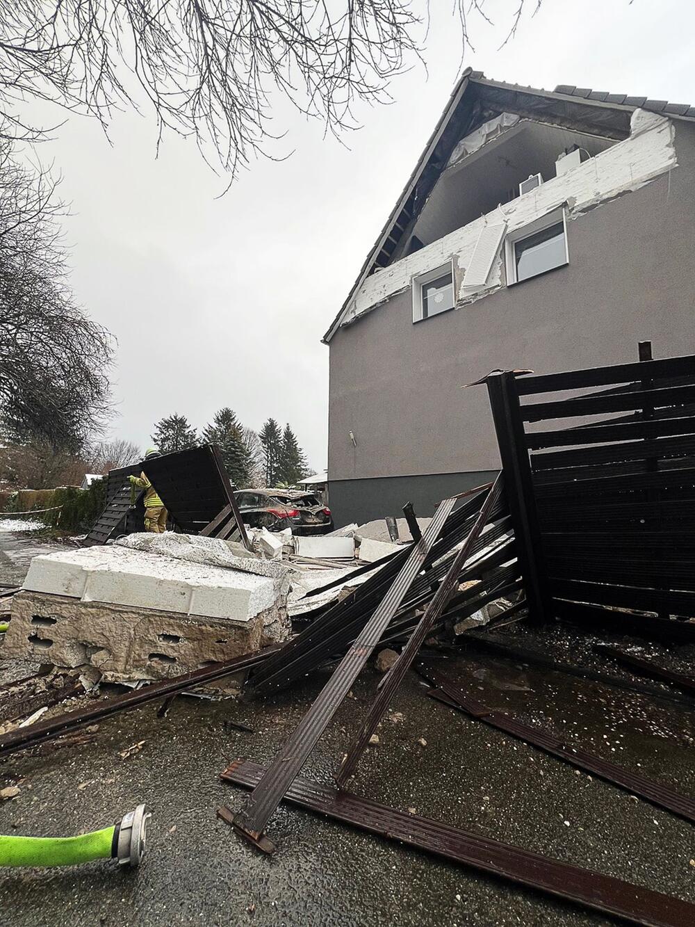 Hausgiebel nach Verpuffung eingestürzt - Toter geborgen