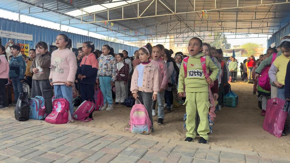 Kinder in mehreren Reihen unter einem Dach