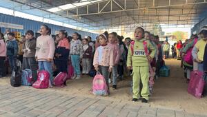 Kinder in mehreren Reihen unter einem Dach