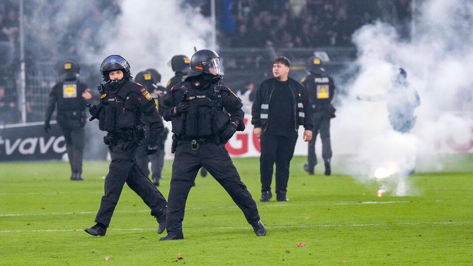 35 verletzte Polizisten nach DFB-Pokalspiel