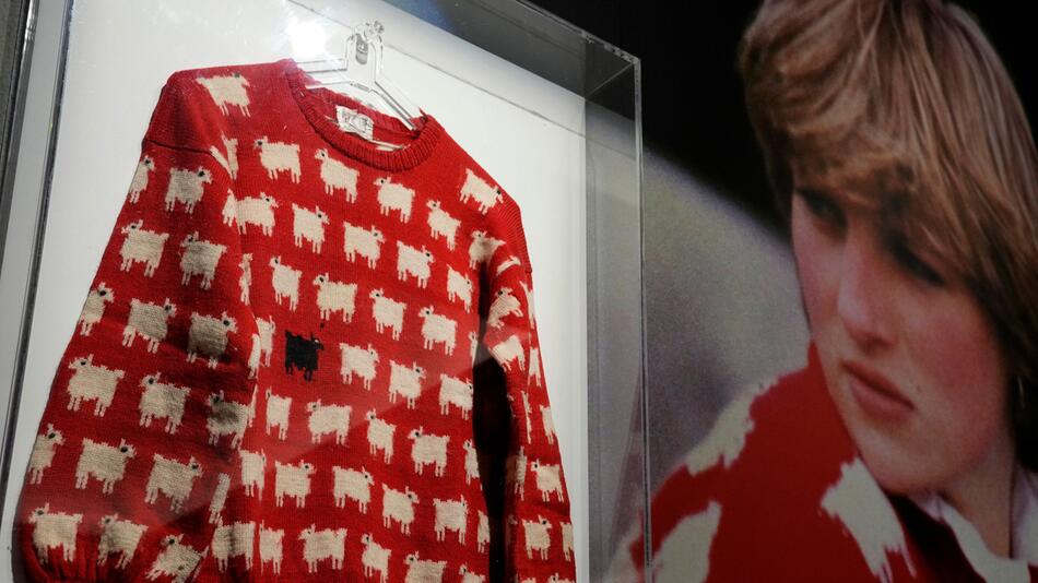 Lady Dianas Schäfchen-Pullover in London vor Auktion ausgestellt