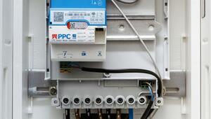 Smart Meter hängt in einem Schaltkasten