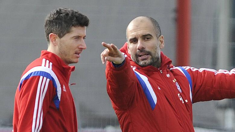 Pep Guardiola erklärt Robert Lewandowski, wie er zu laufen hat.