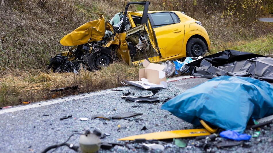 Autofahrerin stirbt bei Zusammenstoß mit Linienbus