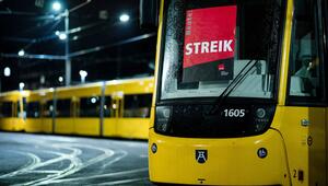 Ein "Streik"-Poster klebt auf einer Bahn im Depot der Ruhrbahn in Essen