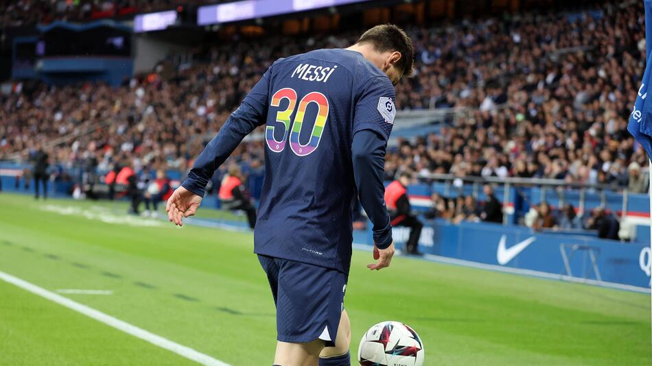 Lionel Messi jongliert den Ball am 13. Mai 2023 Richtung Eckfahne
