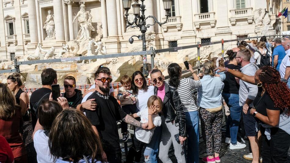 Restaurierung des Trevi-Brunnens in Rom