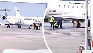 Aufgepasst: Bodenpersonal duckt sich knapp vor Flugzeugflügel