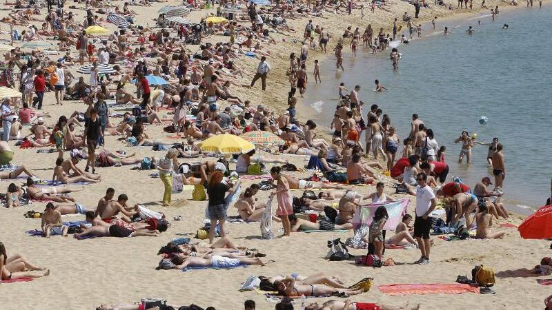 Voller Strand bei Barcelona