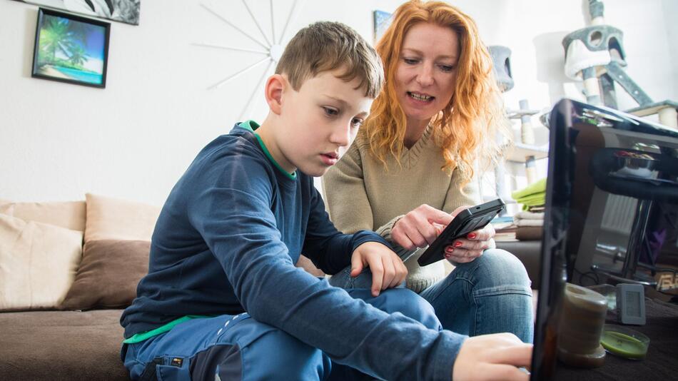 Mutter und Sohn am Laptop