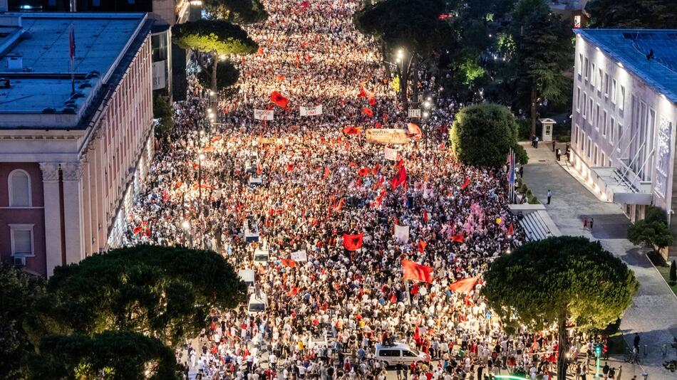 Pinker Protest in Albanien – und was die Trumps damit zu tun haben
