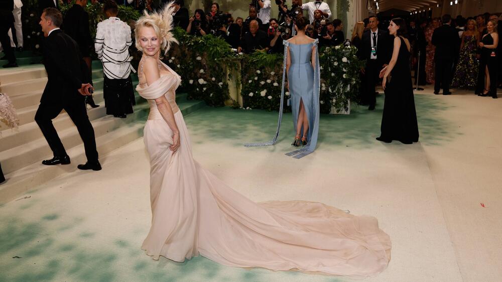 Pamela Anderson feierte am 6. Mai 2024 ihre Premiere bei der Met Gala. Dazu kam sie in Oscar de ...