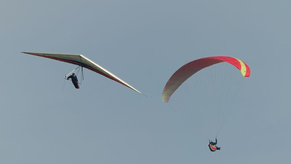 Gleitschirm- und Drachenflieger (Symbolbild)