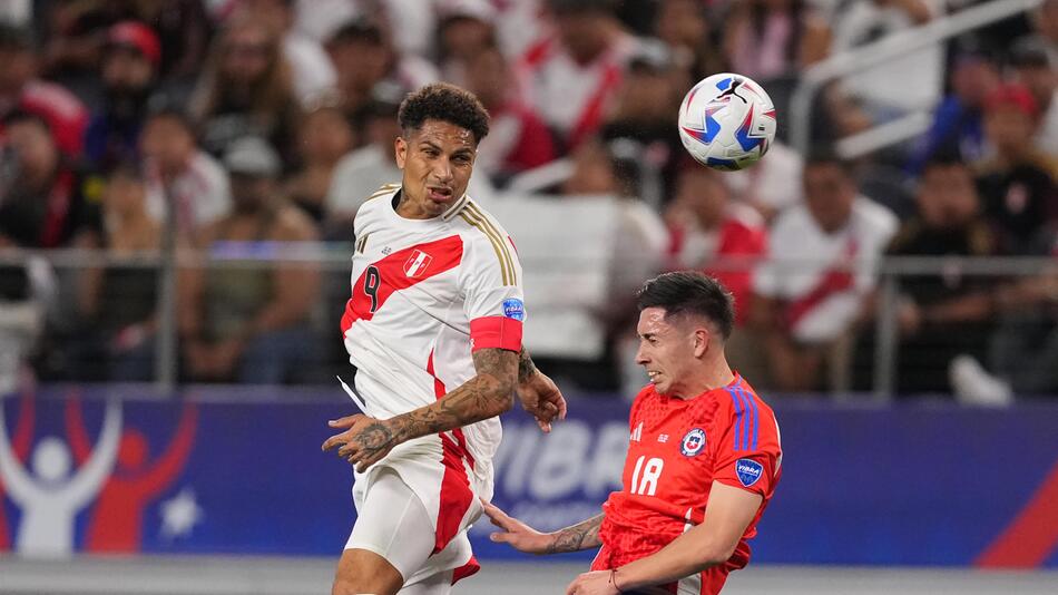 Perus Kapitän Paolo Guerrero gewinnt das Kopfballduell gegen den Chilenen Rodrigo Echeverria