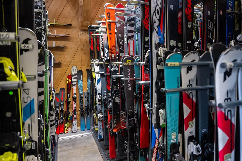 Skiausrüstung in einem Shop in Garmisch-Partenkirchen