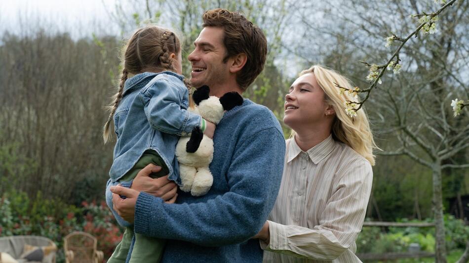 In "We Live in Time" spielen Andrew Garfield und Florence Pugh ein Paar, das sich mit der ...