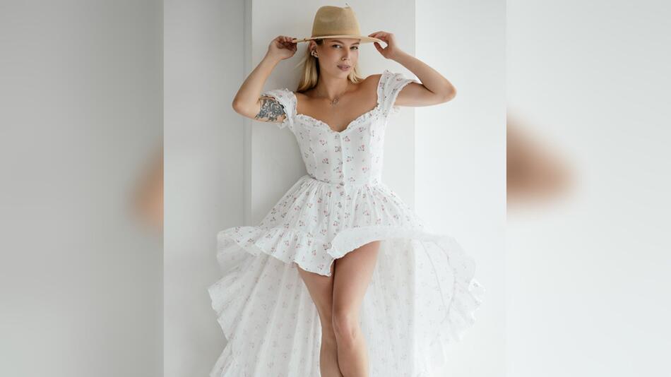 Weiß, voluminös und mit Blumenmuster: So sieht ein romantisches Frühlingskleid aus.