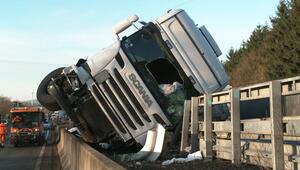 Lkw kippt auf Autobahn 2 um - Fahrer in Lebensgefahr