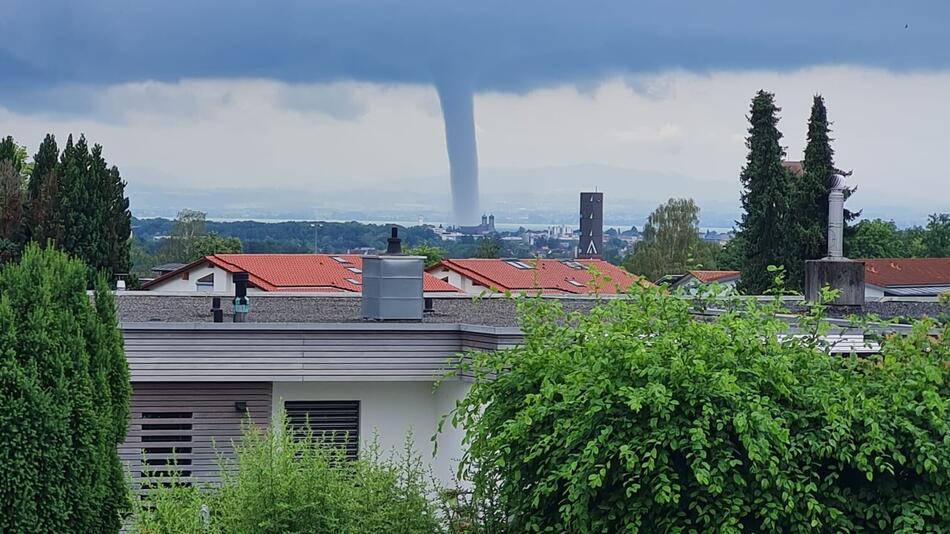 Tornado bildet sich auf dem Bodensee