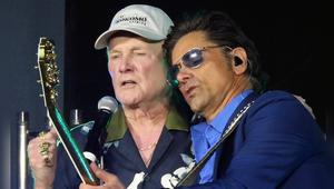 Mike Love und John Stamos gemeinsam auf der Bühne.