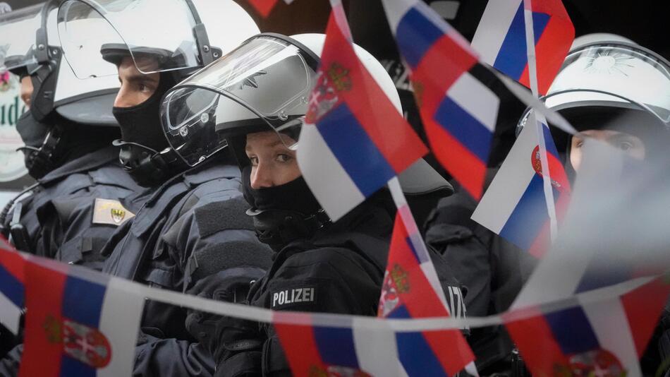 Die Polizei in Gelsenkirchen sichert ein Restaurant ab, vor dem serbische Flaggen stehen