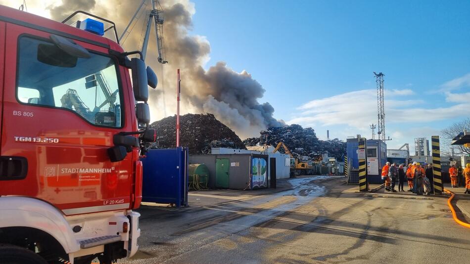 Größeres Feuer auf Recyclinghof in Mannheim