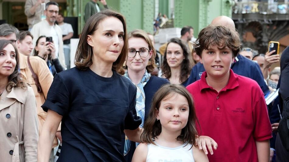 Natalie Portman zeigte sich überraschend in Paris mit ihren Kindern - Sohn Aleph und Tochter Amalia.
