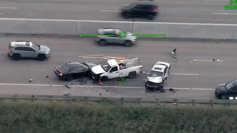 Verfolgungsjagd auf der Autobahn endet im Crash – falsche Fahrtrichtung und fliegende Trümmer