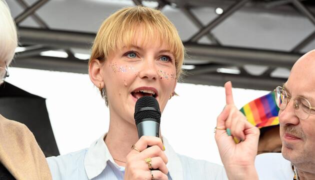 Sophie Koch mit Mikrophon