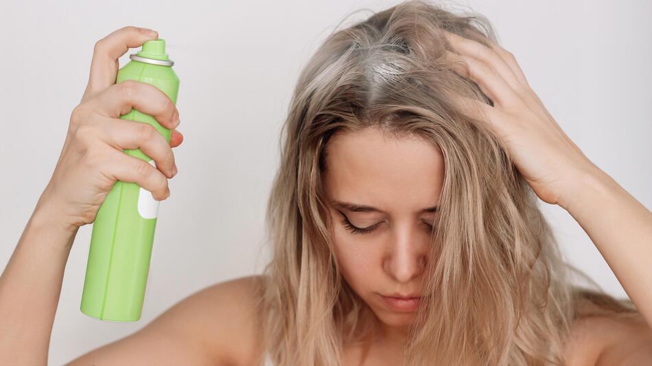 Warum Sie im Sommer täglich Trockenshampoo nutzen sollten