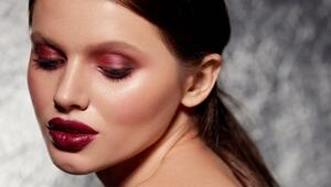 Weinrote Lippen unterstreichen das burgunderrote Augen-Make-up.