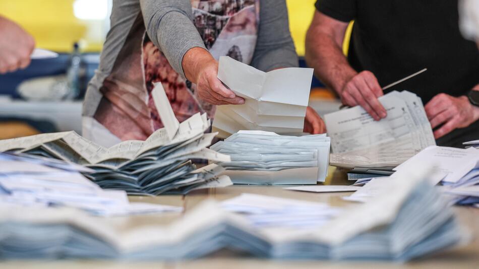 Wahlhelfer bei der Arbeit