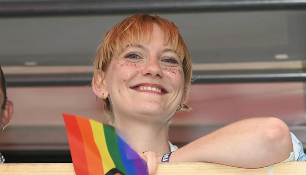 Sophie Koch mit Pride-Flagge