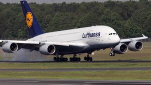 A380 der Lufthansa kurz nach der Landung.