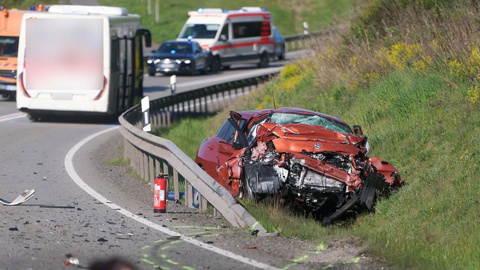 Schwerer Unfall mit Linienbus endet tödlich