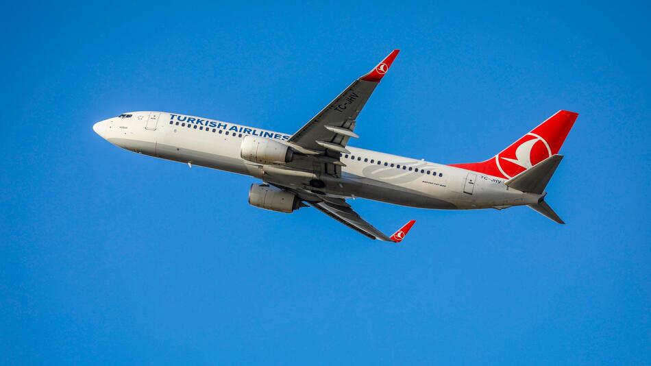 Passagier ohrfeigt Flugbegleiterin – wegen Scharia