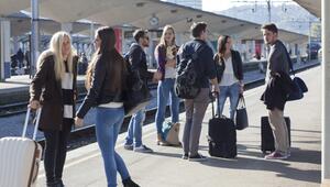 Menschen am Bahnhof