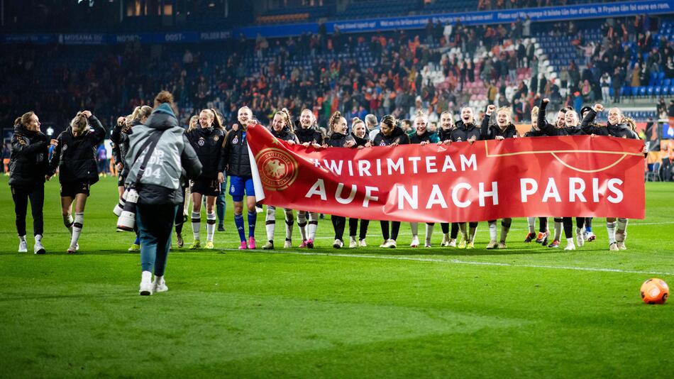 Die Spielerinnen des DFB, mit Wir im Team auf nach Paris - Banner, bedanken sich bei den Fans