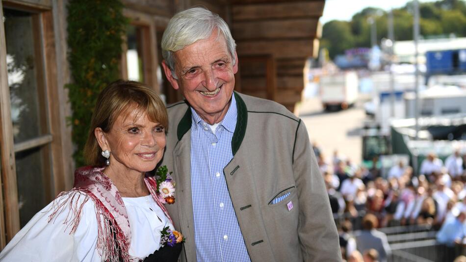 Uschi Glas überrascht zum Wiesn-Auftakt mit besonderem Dirndl