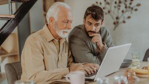 Vater und Sohn vor Laptop. 