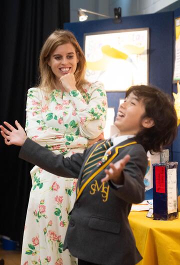 Prinzessin Beatrice von York mit einem Schüler