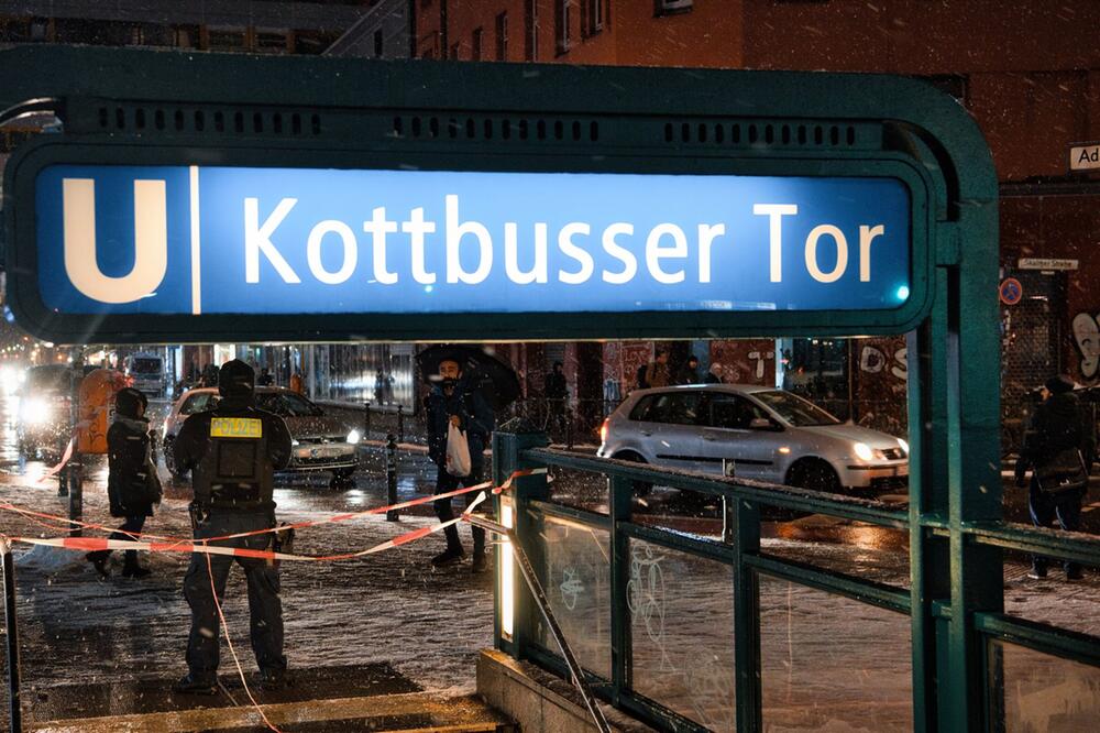 Mensch bei Messerangriff an U-Bahnstation verletzt