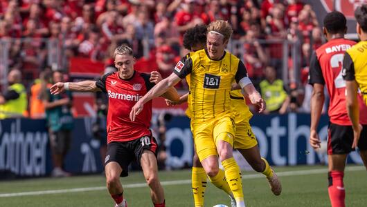Florian Wirtz kämpft mit Julian Brandt um den Ball.