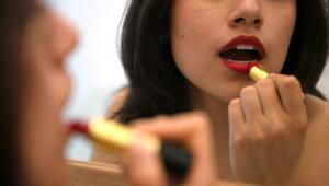 Lippenstift auftragen vor dem Spiegel