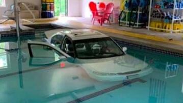 Auto in Pool