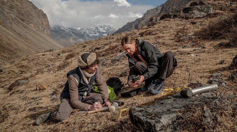 Forscher bei Probenahmen in den Bergen von Bhutan