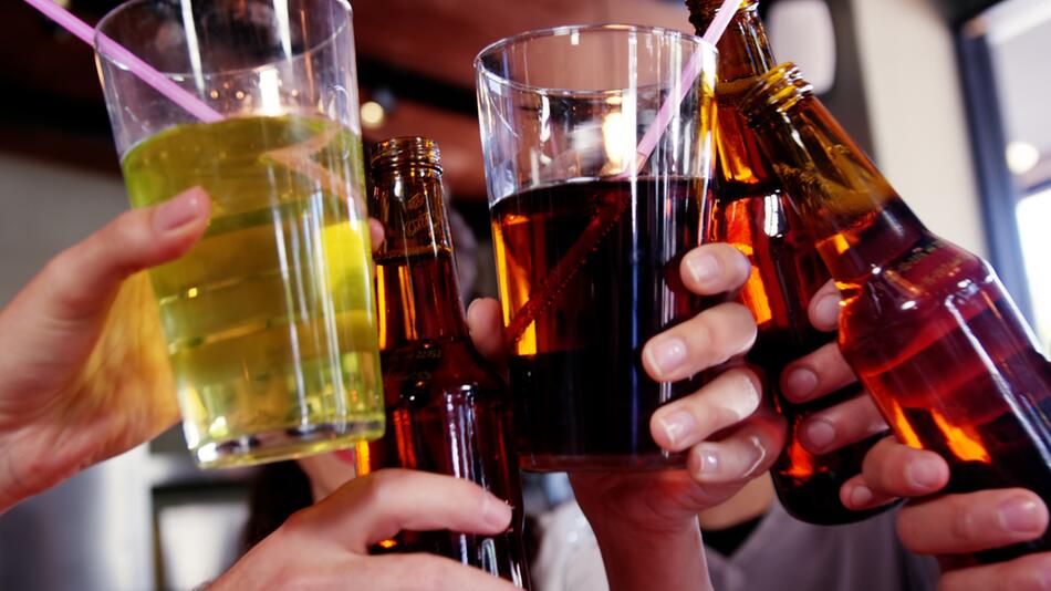 Alkoholsucht: So gefährlich ist es, wenn Jugendliche alleine trinken