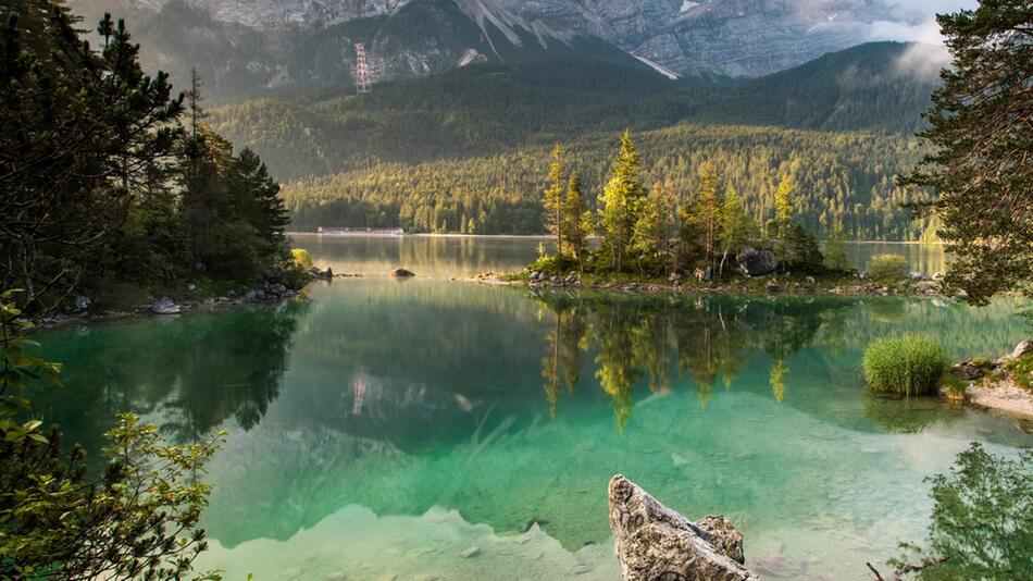 Gleich mehrere "Dahoam is Dahoam"-Stars schwärmen vom Eibsee nahe der Zugspitze.
