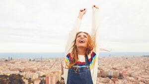 Glückliche Frau steht vor Stadtpanorama