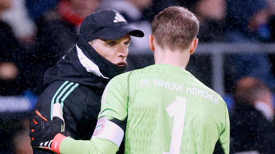 Bayern Münchens Trainer Thomas Tuchel unterhält sich in Bochum mit Torwart Manuel Neuer